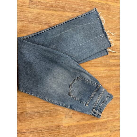 Zara High Waisted Light Wash Jeans - Size 6 - Picture 5 of 5